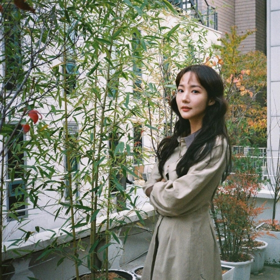 On the 21st, Park Min-young posted a picture on his Instagram with an article entitled thanks to the head of the photo.Park Min-young in the public photo is staring at the front wearing a beige one piece in the background of Bambusoideae.The autumn goddess atmosphere is in the appearance of Park Min-young, who is waving with bangs down.The netizens commented on I take my heart today, I am pretty, I feel like a pilka, I will go if the weather is good and so on.Meanwhile, Park Min-young will appear in the JTBC drama Ill go if the weather is good, which will be aired next year.