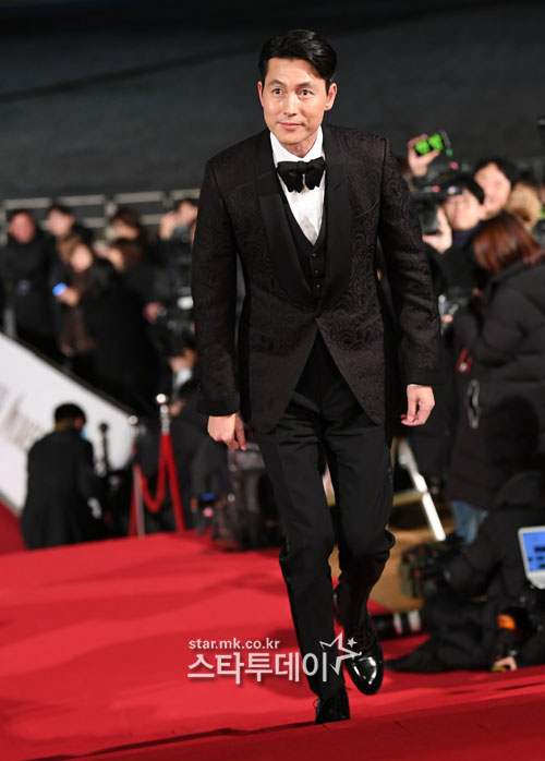 Actor Jung Woo-sung, who attended the 40th Blue Dragon Film Awards ceremony held at Paradise City Hotel in Incheon on the afternoon of the 21st, is stepping on the red carpet.