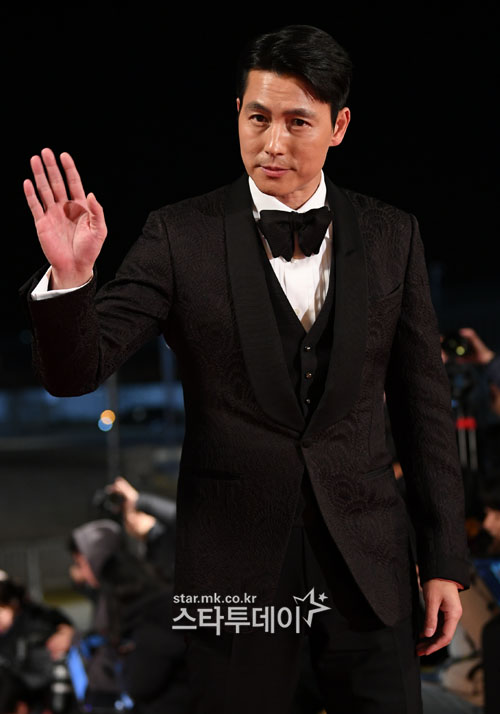 Actor Jung Woo-sung, who attended the 40th Blue Dragon Film Awards ceremony held at Paradise City Hotel in Incheon on the afternoon of the 21st, is stepping on the red carpet.