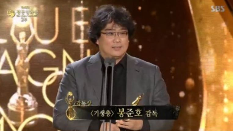 The awards ceremony for the 40th Blue Dragon Film Awards ended smoothly, with the highest honors expected by Bong Joon-ho and his parasite.The main character of the day was by far parasite, with the 40th Blue Dragon Film Awards ceremony held at Paradise City Hotel in Incheon on the afternoon of the 21st.Following the Cannes International Film Festival Golden Palm Award, he also showed his dignity to achieve five awards including the Best Picture Award at the Blue Dragon Film Awards.Kwak Shin-ae of parasite conveyed his gratitude to his colleagues with the audience who loved the movie and turned the microphone to actor Kang-Ho Song.Kang-Ho Song said, Thank you for breaking through 10 million viewers, and the Palme dOr is also glorious.The greater value is the pride that we can make such a movie and the great pride of seeing such a movie without subtitles. Thanks to the great director, Bong Joon-ho, the top staff, and excellent actors.I give my honor to the audience, he said.Cho Yeo-jeong, who poured tears as soon as his name was called parasite, said: Thank you.The best actress category is embarrassed that I did not know that parasites would receive it. However, when I did my work, the actors personal favorite character and the loved character seem different.I loved the parasite character so much. I loved it, and I was unrealistic because I received love.From a certain point, I accepted that acting was my unrequited love. I acted with the hope that I could be abandoned at any time.But I will not think that love has been achieved today. The honor of the rookie actor went to Park Hae-soo, a quantum physics student, and Kim Hye-joon, a minor. Park Hae-soo said, Thank you. Its my birthday today.I am grateful to my parents, he said. I think I have a long way to go, but I think I have given you the power to take a step forward. Kim Hye-joon said, Every moment I met misgender was happy and warm.I am also grateful to director Kim Yoon-seok, who has always reminded me that Kim Hye-joon is always a loved one. I will be an actor who plays healthy. The most-viewed Korean film award was Extreme Vocational, surpassing Bongo-dong Battle (5th), Perfect Other (4th), Exit (3rd) and parasite (2nd), and the trophy of the new director was won by Exit Lee Sang-geun.He was diagnosed with non-psoriasis in May 2017 and has been devoted to treatment and care, and took the stage in a healthy manner on the day: Its trembling. Im greeting you again after a long time.I was worried about what to start with, he said. I will say thank you more than any other word. I was sick a few years ago.Many people cheered me and prayed for me to overcome. Thanks to that, I was able to greet you in a healthy way. The Best Supporting Actor and Best Supporting Actress were won by Jo Woo-jin and parasite Lee Jung-eun, respectively, and the directors joy was enjoyed by Bong Joon-ho.Its a glory, it seems to have caused a lot of public disrespect to the good directors who have been nominated together, said Bong Joon-ho. I also received the Blue Dragon Film Award for the first time in Korean.Give it a break. Im glad. Thank you to all the actors who have made me act as director.I have a lot of time and no schedule, but I do not call it at the festival, so I thank Choi Woo-sik, who is watching at home. I will continue to be the most creative parasite in Korean movies and become a creator who will parasitic in the Korean film industry forever.Rookie of the Year - Actress: Park Hae-joon (quantum physics), Kim Hye-joon (misgender)Korea Movies Most Audience Award: Extreme JobsRookie of the Year Award: Lee Sang-geun (Exit)Technical awards: Yoon Jin-yul, Kwon Ji-hoon (Exit)Filming Lighting Award: Kim Ji-yong, Cho Kyu-young (Swing Kids)Editorial Award: Nam Na-young (Swing Kids)Music Awards: Kim Tae-sung (Sabaha)Art Prize: Lee Ha-jun (parasite)Screenplay Award: Kim Bo-ra (Birdbird)Popular Star Award: Lee Kwang-soo (my special brother), Lee Ha-nui (extreme job), Park Hyung-sik (jurors), Lim Yoon-ah (Exit)Short Film Awards: Jang Yoo-jin (Milk)Best Supporting Actor: Jo Woo-jin (National Bankruptcy Day)Actress Award: Lee Jung-eun (parasite)Directed Award: Bong Joon-ho (parasite)Best Actor: Jung Woo-sung (Witness)Best Actress: Cho Yeo-jeong (parasite)Best Picture: ParasitesBest Picture Award parasite 5 gold medals ..Jung Woo-sung and Cho Yeo-jeong Best Male and Female Actor