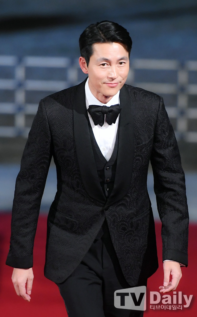 The 40th Blue Dragon Film Awards (Blue Dragon Film Festival) Red Carpet event was held in Paradise City, Unseo-dong, Jung-gu, Incheon on the afternoon of the 21st.Actor Jung Woo-sung stepped on the Red Carpet for the Blue Dragon Film Award.The Blue Dragon Film Awards (Blue Dragon Film Festival), which will be held by actors Kim Hye-soo and Hyun Suk, will be nominated for Best Picture Award, including Extreme Job, Parasite, Humingbird, Swing Kids and Exit.During 2019, the works of the hotly loved topic of the media, critics and audiences compete for the best Korean movie spot.The directors prize predicts the battle of the master directors from Kang Hyung-cheol of Swing Kids, parasite Bong Joon-ho, Bongo-dong battle Won Shin-yeon, Extreme Job Lee Byung-hun and Sabaha Jang Jae-hyun.The new director prize is nominated by Kim Bora, Mature Kim Yoon-seok, Exit Lee Sang-geun, Maggie Lee Ok-seop and Birthday Lee Jong-This years Blue Dragon Film Awards add to the expectation that a large number of actors representing Korea will attend.Candidates for the Best Actor are expected to compete with Extreme Job Ryu Seung-ryong, Birthday Seol Kyung-gu, parasite Song Kang-ho, Witness Jung Woo-sung and ExitAs the actresses have been outstanding, the best actress candidate is also a big winner.Anger: The Story of Yoo Kwan-soon Goa Sung, National Day of Insolvency Kim Hye-soo, Exit Lim Yoon-a, Birthday Jeon Do-yeon and parasite Jo Ji-jung,The supporting actors are no less than this.Actors who have spent 2019 more busy than anyone else, including Kang Ki-young, parasite Park Myung-hoon, My Special Brother Lee Kwang-soo, National Bankruptcy Day Jo Woo-jin and Extreme Job Jin Sun-gyu.Candidates for the Best Supporting Actress will be Bird Kim Dae-byeok, parasite Park So-dam, Lee Jung-eun, Extreme Job and transformation Jang Young-nam.In addition, it is a matter of concern who will be the main character to win the honor of the newcomer.The new male idol includes Extreme Job resonance, Jang Sari: Forgotten Heroes Kim Sung-chul, Quantum Physics Park Hae-soo, Jury Park Hyung-sik, Muslim Music Album Ha Lee Jae-in, Girl Caps Choi Soo-young is nominated and heralds a hot competition.As the main characters of Korean films, which have been greatly loved by filmmakers and audiences in 2019, are gathering in one place, there is a great interest in who will be the winner of this years glory.It will be broadcast live on SBS from 8:55 p.m.[Red Carpet for 40th Blue Dragon Film Awards