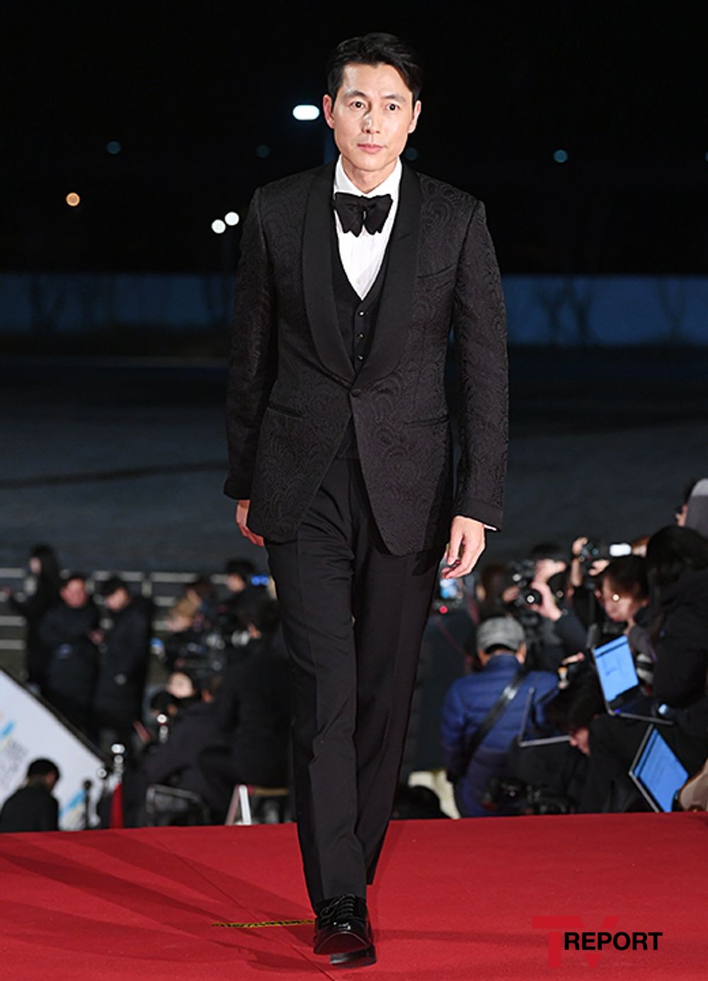 Actor Jung Woo-sung is stepping on the red carpet at the 40th Blue Dragon Film Awards held at Paradise City Hotel in Unseo-dong, Jung-gu, Incheon on the afternoon of the 21st.Incheon