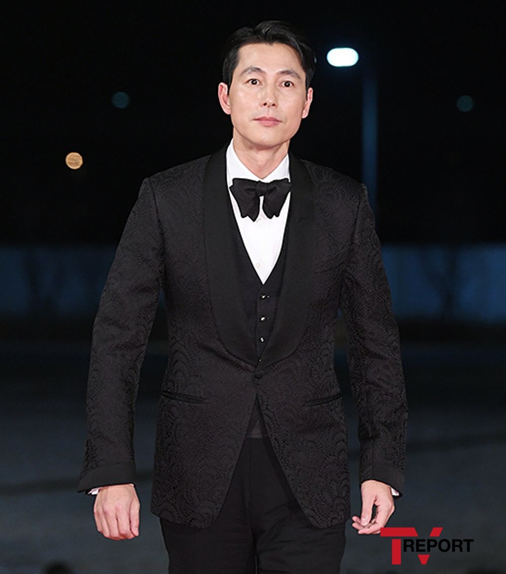 Actor Jung Woo-sung is stepping on the red carpet at the 40th Blue Dragon Film Awards held at Paradise City Hotel in Unseo-dong, Jung-gu, Incheon on the afternoon of the 21st.Incheon