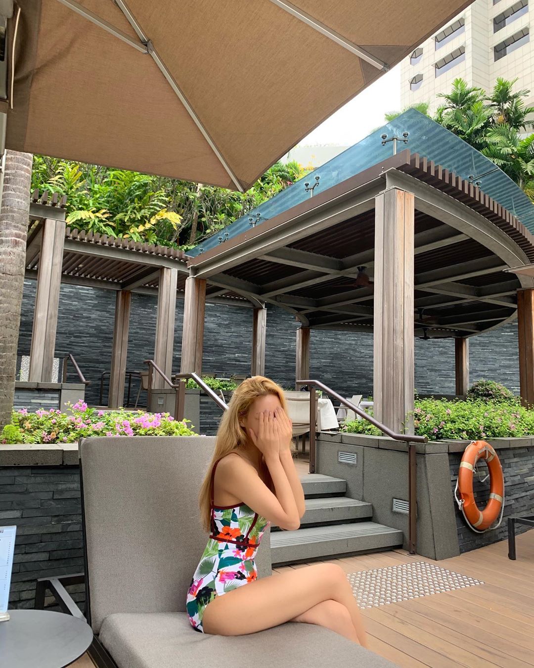 Yubin shows off his swimmering figureSinger Yubin posted two photos on his Instagram on the 21st with an article called Love Singapore.The photo shows Yubin wearing a swimsuit and sitting on a sunbed, covering his face or looking at his side.The perfect line of body and the face that looks innocent captivated the netizens Sight.When the photos were released, netizens responded in various ways such as skin color is really attractive, come to rest, Oh why is it so beautiful.On the other hand, Yubin released the album Start of The End on October 30th.Photo: Yubin Instagram