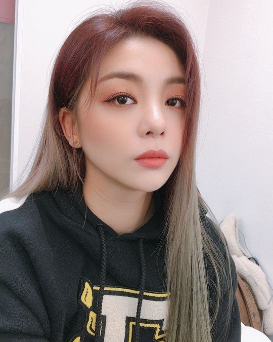 Singer Ailee has released a Selfie that shows off her Beautiful looks.What do you do with your fat face, why are you always so dazed or fat? Ailee wrote on her Instagram   page on Monday.I posted a video and a photo with the article I receive 500 million times of makeup.In the short video, Ailee is making a blank face while receiving makeup. Ailee, who is pointed out to be fat, eventually catches the eye with a smile.Meanwhile, Ailee is appearing on Channel As Vocal Play 2.Photo: Ailee SNS