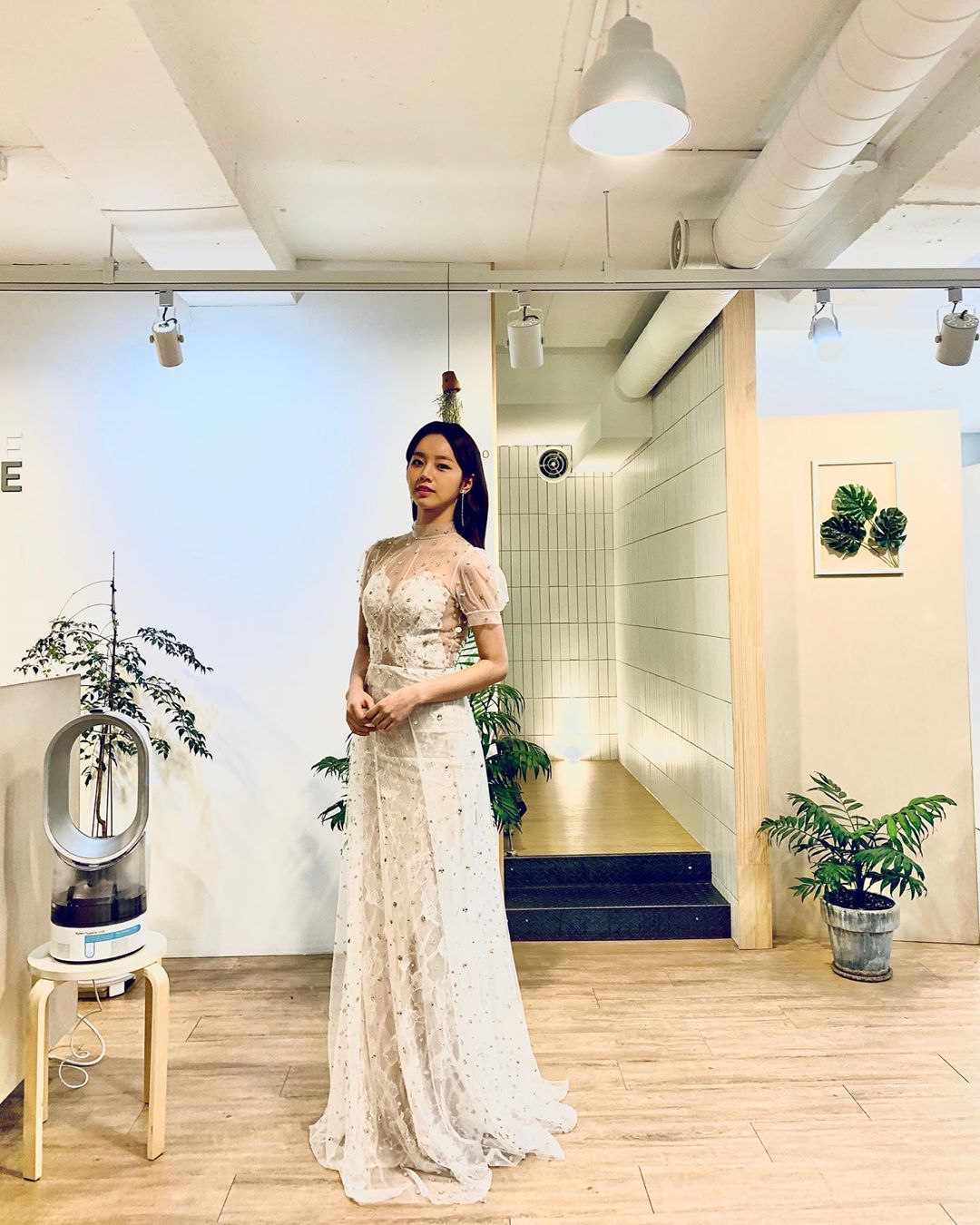 Hyeri showed off her elegant Dress figureOn the 21st, Hyeri wrote in his Instagram with two photos, Meet me at the Blue Dragon Film Awards, the 40th Blue Dragon Film Awards, which starts at 8:55!This years festival of the filmmakers, with Hyeri. #Hyeri #Hyeri # Blue Dragon Film Award .Hyeri in the photo stands in a white see-through short-sleeved dress, hands together, in a place believed to be an office, the picture that follows is a little closer to the upper body.Hyeri is smiling at the camera, looking up slightly.TVN drama Cheongil Electronics Mitsuri starring Hyeri ended on the 14th.Photo = Hyeri Instagram