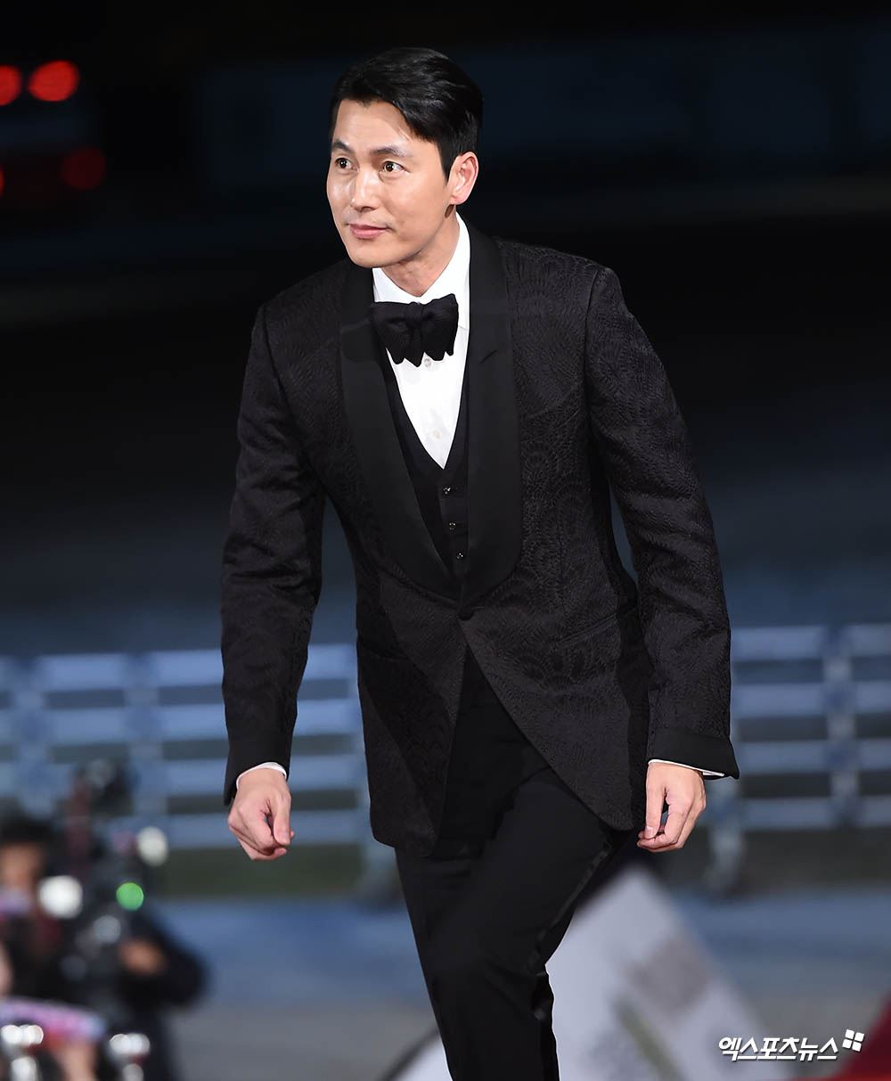 Actor Jung Woo-sung, who attended the Red Carpet event of 40th Blue Dragon Film Award held in Paradise City, Unseo-dong, Jung-gu, Incheon on the afternoon of the 21st, is stepping on the Red Carpet.