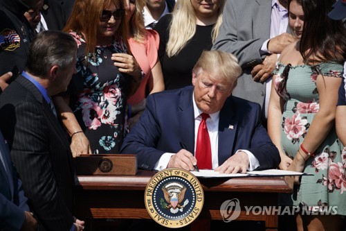 지난 9월 9.11 테러 구조요원을 지원하는 법안에 서명하는 트럼프 대통령 [EPA=연합뉴스]