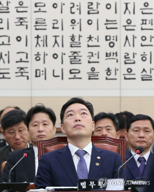 검찰개혁 집중 질문 받은 법무부 차관 (서울=연합뉴스) 안정원 기자 = 김오수 법무부 차관이 19일 오전 국회에서 열린 전체회의에서 잠시 위를 바라보고 있다. 김 차관은 이날 검찰개혁 관련 질문을 받았다. 2019.11.19 jeong@yna.co.kr