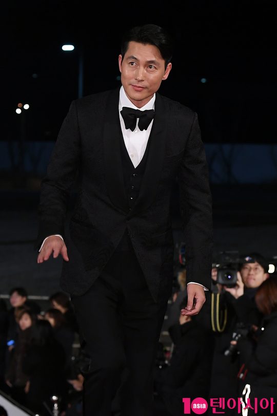 Actor Jung Woo-sung attended the 40th Blue Dragon Film Award red carpet event held at Paradise City Station in Unseo-dong, Incheon on the afternoon of the 21st.