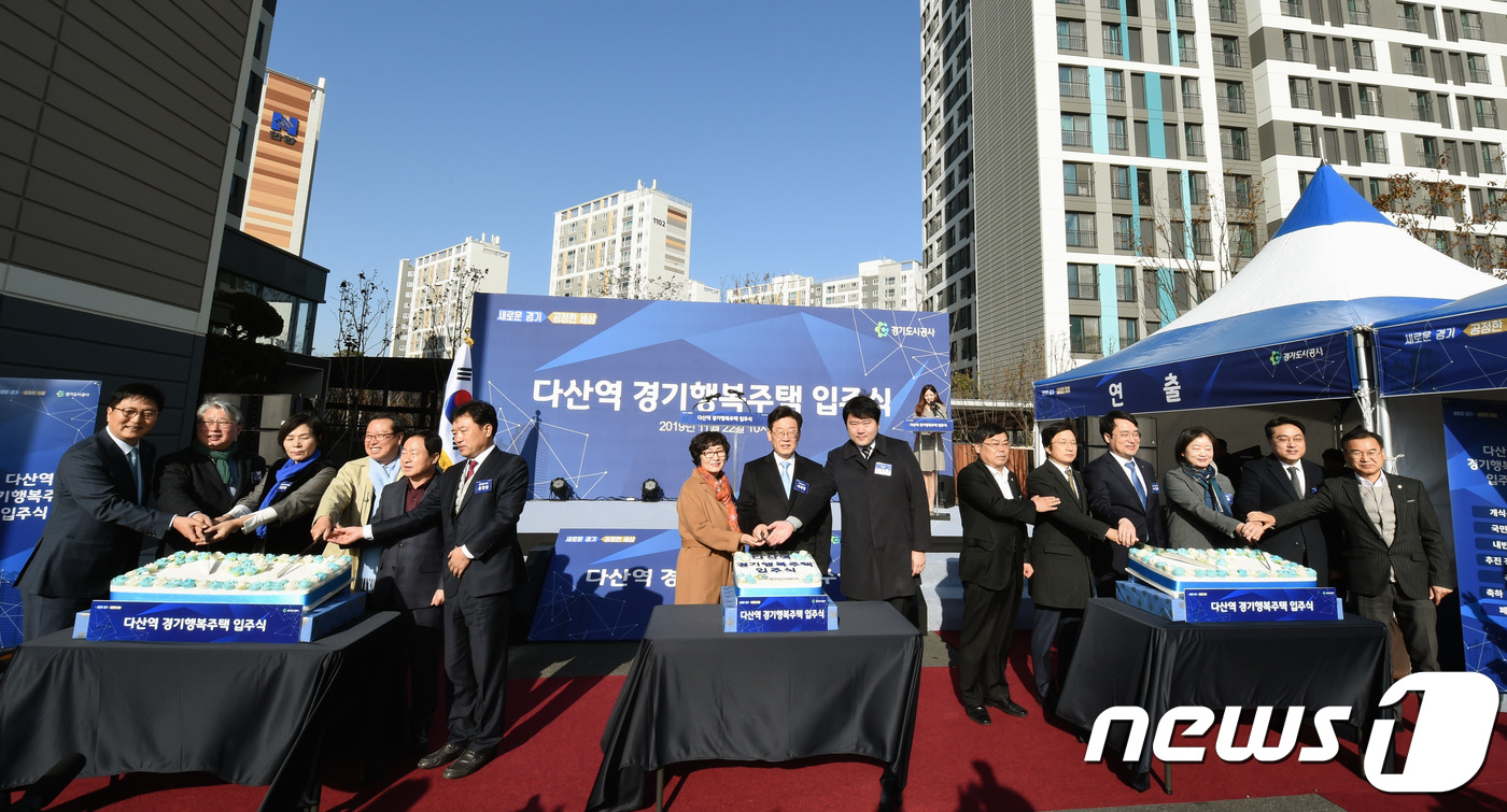 이재명 경기도지사는 22일 ‘다산역 경기행복주택’ (970세대) 입주식에서 임기내 자체예산으로 임대주택 4만1000세대를 공급하겠다고 밝혔다.(경기도 제공) ⓒ 뉴스1