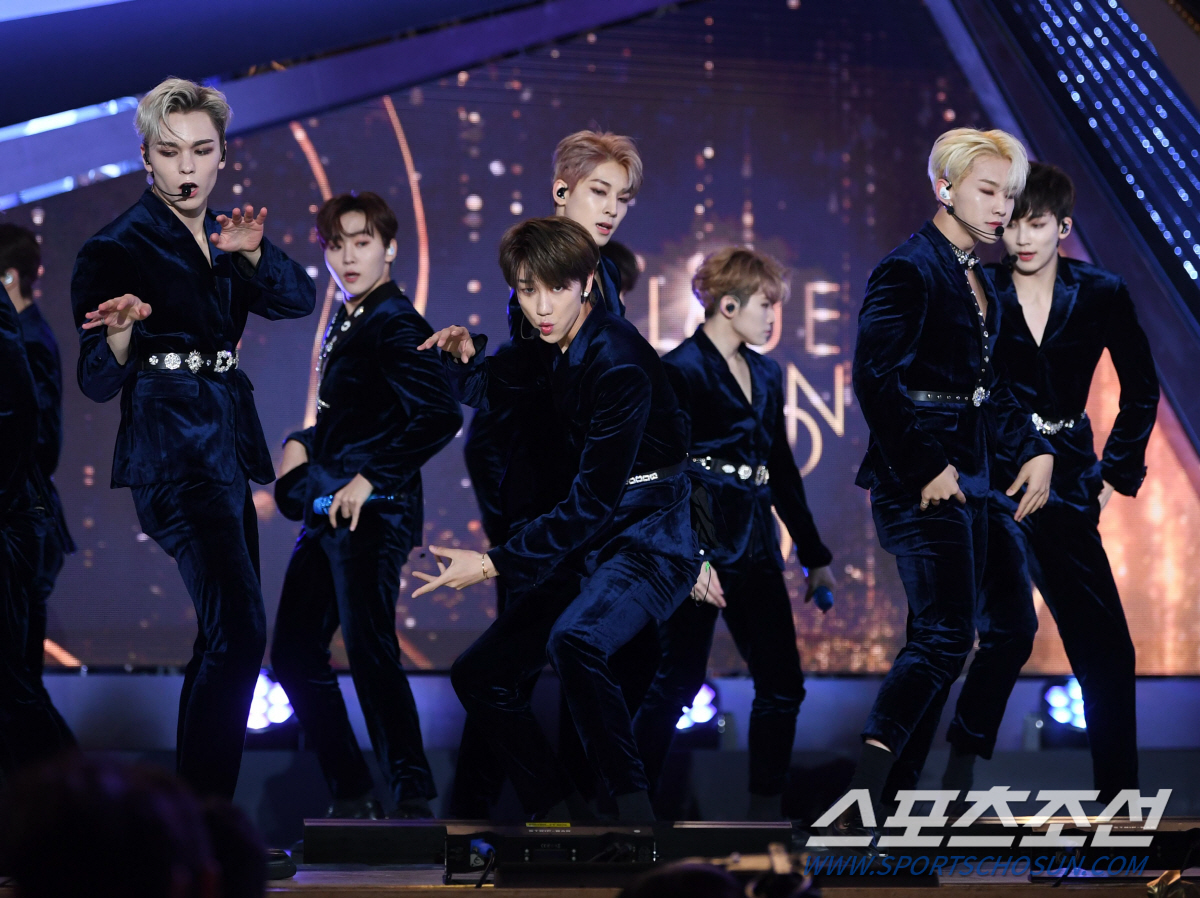 Boy group Seventeen recorded the first standing example of the Blue Dragon Film Award.Seventeen set a spectacular celebration stage with Hit (HIT) and Savoe The Nice Guys (NICE) at the 40th Blue Dragon Film Awards held at Paradise Hotel in Jung-gu, Incheon on the 21st.As fans know, Seventeen is currently hosting the World Tour, but she is willing to take the time off for the Blue Dragon Film Awards.The Hit and Savoie The Nice Guys medleys were directly organized and the choreography was revised to enhance the excitement of the awards ceremony.She had a new blue velvet outfit for the Blue Dragon. It was the rehearsal of the Seventeen that was most impressive.I showed my face of stage master by constantly worrying about the movement and Re-Ment even though I burned a huge passion to sweat in the dry rehearsal, and showed the right personality to greet the staff even while breathing hard.Seventeen said, I have talked a lot because I wanted to show a fun and fun stage as I participated in a meaningful awards ceremony with good actors.And I was hoping that our heart would be well communicated. As mentioned earlier, Seventeen has created a more meaningful and exciting Celebration stage by opening his hit song lyrics to the Blue Dragon.In particular, they parodied the ambassador of Ryu Seung-ryong in the movie Extreme Jobs and re-Ment that there was no such stage so far.Seventeen said, Our members had a lot of fun with the movie Extreme Vocational, and I was glad to hear that the actors were nominated as well as the movie, and I was going to show it by changing the famous ambassador of Ryu Seung-ryong actors I did not have this taste until now.I had a great heart that I would like to enjoy it, but I felt good because many people responded. Actors who visited the Blue Dragon in this passion of Seventeen responded.Actors such as Jung Woo-sung Ryu Seung-ryong Jeon Do-yeon and Seol Kyung-gu also stood up and applauded and enjoyed the stage of Seventeen.Celebration stage, where all the actors were standing up, is the first in Blue Dragon history.Seventeen said, I was so nervous, but I was very happy to respond with you, so we felt really good and I was able to stage more excitingly.It was an honor for us to celebrate together in such a meaningful place, and I am especially grateful for all of you to wake up and enjoy it together. Seventeen, who presented the previous level of Celebration stage, enters the World Tour again.From Bangkok, Thailand, the World Tour ODE TO YOU will continue and will breathe with fans around the world.