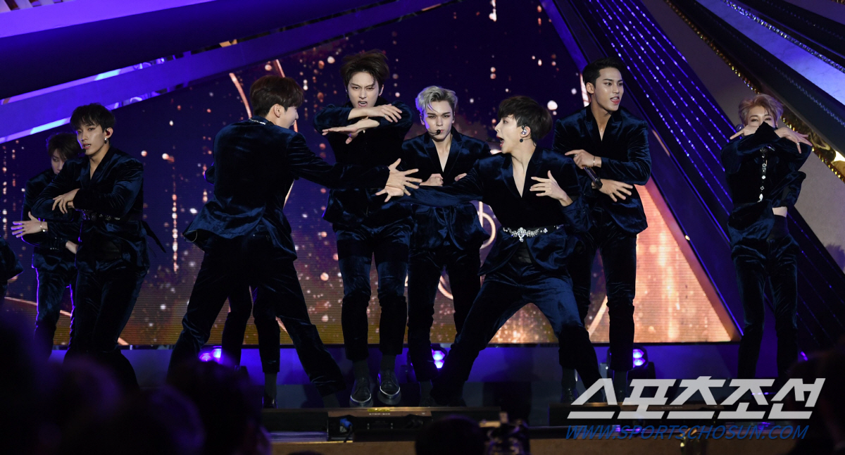 Boy group Seventeen recorded the first standing example of the Blue Dragon Film Award.Seventeen set a spectacular celebration stage with Hit (HIT) and Savoe The Nice Guys (NICE) at the 40th Blue Dragon Film Awards held at Paradise Hotel in Jung-gu, Incheon on the 21st.As fans know, Seventeen is currently hosting the World Tour, but she is willing to take the time off for the Blue Dragon Film Awards.The Hit and Savoie The Nice Guys medleys were directly organized and the choreography was revised to enhance the excitement of the awards ceremony.She had a new blue velvet outfit for the Blue Dragon. It was the rehearsal of the Seventeen that was most impressive.I showed my face of stage master by constantly worrying about the movement and Re-Ment even though I burned a huge passion to sweat in the dry rehearsal, and showed the right personality to greet the staff even while breathing hard.Seventeen said, I have talked a lot because I wanted to show a fun and fun stage as I participated in a meaningful awards ceremony with good actors.And I was hoping that our heart would be well communicated. As mentioned earlier, Seventeen has created a more meaningful and exciting Celebration stage by opening his hit song lyrics to the Blue Dragon.In particular, they parodied the ambassador of Ryu Seung-ryong in the movie Extreme Jobs and re-Ment that there was no such stage so far.Seventeen said, Our members had a lot of fun with the movie Extreme Vocational, and I was glad to hear that the actors were nominated as well as the movie, and I was going to show it by changing the famous ambassador of Ryu Seung-ryong actors I did not have this taste until now.I had a great heart that I would like to enjoy it, but I felt good because many people responded. Actors who visited the Blue Dragon in this passion of Seventeen responded.Actors such as Jung Woo-sung Ryu Seung-ryong Jeon Do-yeon and Seol Kyung-gu also stood up and applauded and enjoyed the stage of Seventeen.Celebration stage, where all the actors were standing up, is the first in Blue Dragon history.Seventeen said, I was so nervous, but I was very happy to respond with you, so we felt really good and I was able to stage more excitingly.It was an honor for us to celebrate together in such a meaningful place, and I am especially grateful for all of you to wake up and enjoy it together. Seventeen, who presented the previous level of Celebration stage, enters the World Tour again.From Bangkok, Thailand, the World Tour ODE TO YOU will continue and will breathe with fans around the world.