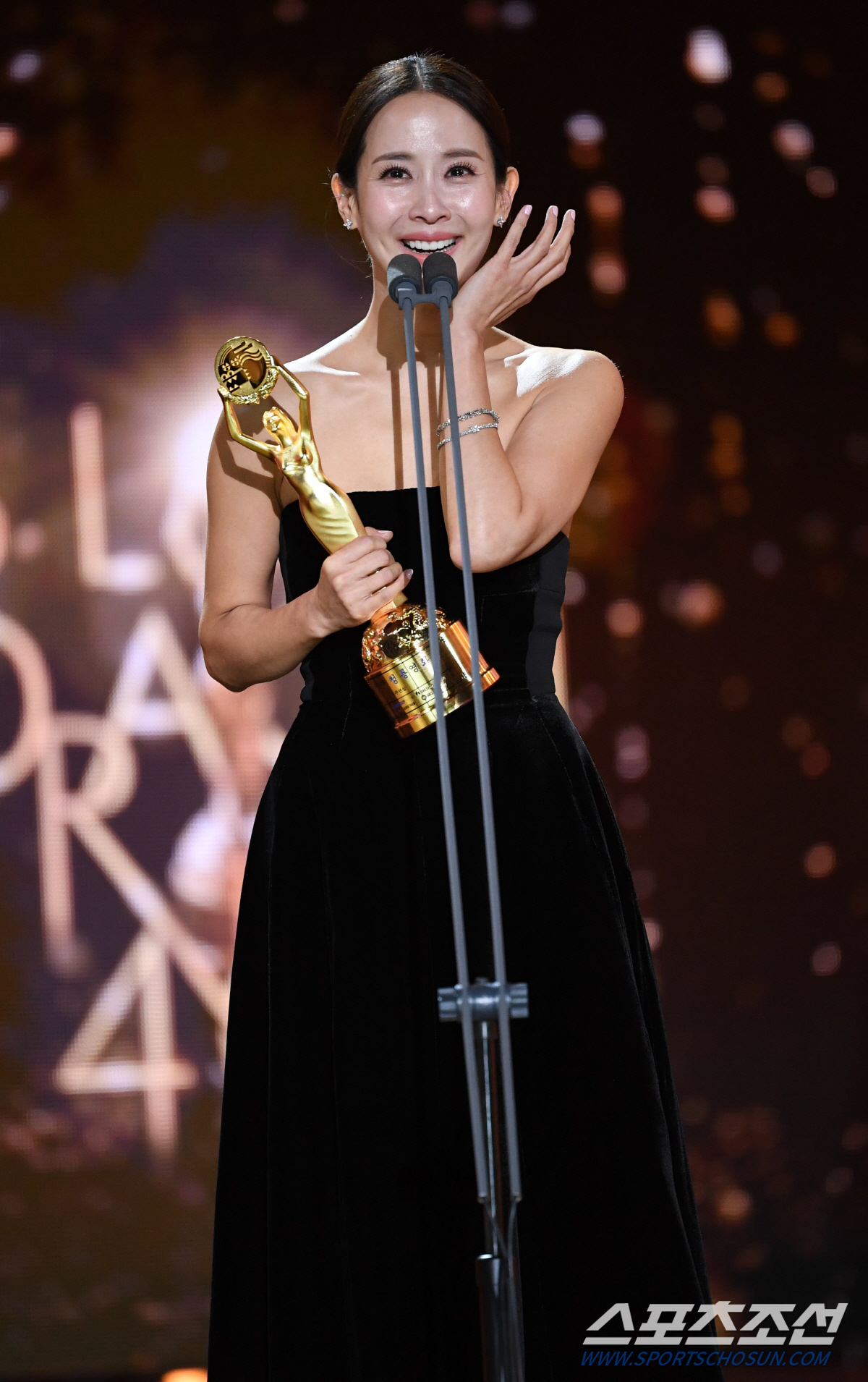 Singer Ock Joo-hyun is thrilled with best actor Cho Yeo-jeongs Best Actor Award for Blue Dragon Film.Sung Yu-ri, Lee Jin and Song Hye-kyo also celebrated Cho Yeo-jeongs awards together.Ock Joo-hyun said on his 21st day of his instagram that he was meaningful to attend but he could still receive it, so Take it.I took it after the end of the candidate video with the order , The 40th Blue Dragon Film Award Best Actress Award Award Award Award was posted.Ock Joo-hyun said, I am deeply respectful of the deep man who has been matured and polished in a long time, not just hard work, but in a long time, and the actor Cho Yeo-jeong as well.Congratulations together, he said, and was truly pleased with the awards of Cho Yeo-jeong.Cho Yeo-jeong, Ock Joo-hyun and close actor Song Hye-kyo also shared the joy of the awards by pressing Like.Sung Yu-ri said, I am very proud and respectful of Cho Yeo-jeong actor, Lee Jin said, It is really cool and our journey.Cho Yeo-jeong won the Best Actress Award for the 40th Blue Dragon Film Award for the film Parasite.I think I did not know that the Best Actress Award category was a parasite, said Cho Yeo-jeong, who was fortunate. At some point, I think I accepted acting as a crush.I was in love with the idea that I could be abandoned at any time, that love could not be achieved.I would love her more because it couldnt be done. I dont think Ive been loved for this award today.I will love you as hard as I am now. 