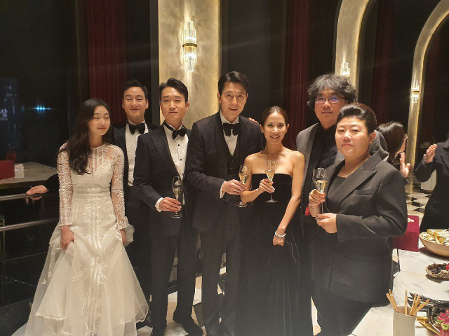 Actor Jung Woo-sung shared the joy of the 40th Blue Dragon Film Award Academy Awards.Jung Woo-sung posted a picture on his 22nd day with his article Thank You and share joy with everyone through his instagram.In the photo released, Jung Woo-sung was shown holding champagne glasses with director Bong Joon-ho, actor Cho Yeo-jung (a actress), Lee Jung-eun (a actress), Cho Woo-jin (a actress), Park Hae-soo (a rookie actress), and Kim Hye-joon (a rookie actress).Jung Woo-sung won the Academy Awards for the movie Innocent Witness at the 40th Blue Dragon Film Awards held on the 21st.Jung Woo-sung said, I sat down and watched the awards ceremony and suddenly I thought I wanted to receive the award.The reason for this is that I wanted to play with the words I thought parasites would receive it, but I did not even think about it. In the back seat, Seol Kyung-gu cheered the awards with heart and heart, I was surprised because the wind became a reality.I participated in a lot of Blue Dragon Film Awards, but the Academy Awards were the first to win. I did not plan and dream, so I got this award.He also gave thanks to Kim Hyang-ki and the director who worked together through Innocent Witness.