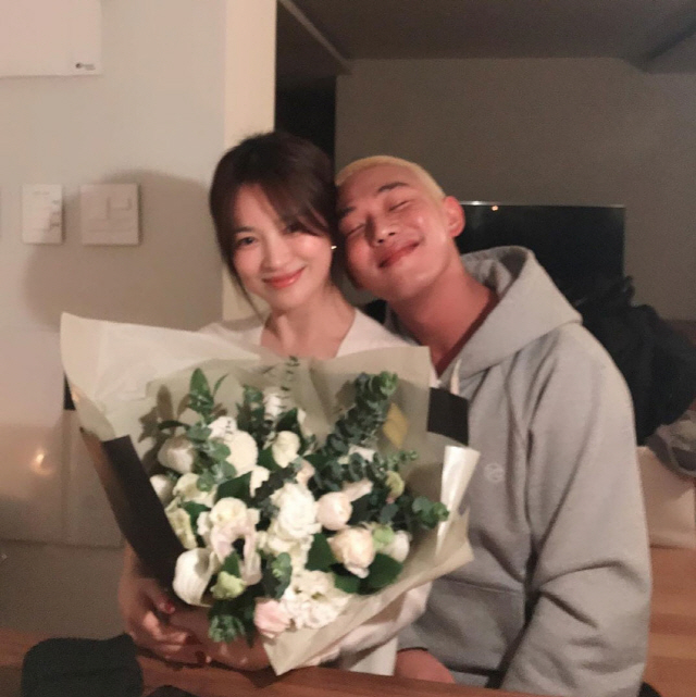 Friendly images of Actor Song Hye-kyo and Yoo Ah-in have been released.Yoo Ah-in posted a picture on his 22nd day with an article entitled LONG LIVE THE QUEEN.Inside the picture is a picture of Yoo Ah-in and Song Hye-kyo; Song Hye-kyo holding a bouquet of flowers in his arms.A beautiful visual than flowers attracts Eye-catching.In a comfortable outfit of a grey hooded T-shirt, the charismatic look of Yoo Ah-in, who dyed her short-cut hair yellow, also focused on Eye-catching.In particular, Song Hye-kyo, who is making a bright smile in another photo, and Yoo Ah-in, who is leaning slightly on such Song Hye-kyo, attracted attention at once.