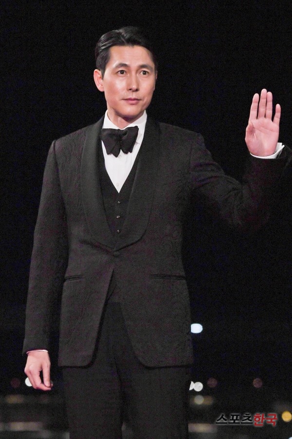 Jung Woo-sung poses at the 40th Blue Dragon Film Awards red carpet event held in Seoul Incheon Youngjongdo Paradise City on the afternoon of the 21st.