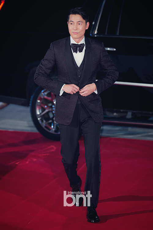 The 40th Blue Dragon Film Festival was held in Paradise City, Yeongjong-do, Incheon on the 21st.Actor Jung Woo-sung is entering the scene.The winner (the author) of the 40th Blue Dragon Film Festival is as follows:▲ Best Picture Award = Parasite Award = Director Award = Bong Joon-ho (parasite) ▲ Best Actor Award = Jung Woo-sung (Witness) ▲ Best Actress Award = Cho Yeo-jung (parasite) ▲ Best Supporting Actor Award = Cho Woo-jin (National Day of Insolvency) ▲ Best Supporting Actor Award = Lee Jung-eun ( Parasite) Award = Park Hae-soo (quantum physics) ▲ New Actress = Kim Hye-joon (Minors) ▲ New Director Award = Lee Sang-geun (Exit) ▲ Scripture Award = Kim Bo-ra (Birdbird) ▲ Shooting Light Award = Kim Ji-yong, Cho Kyu-young (Swing Kids) ▲ Editorial Award = Nam Na-young (Swing Kids) ▲ Technology Award = Yoon Jin-yul, Kwon Ji-hoon (Exit), Music Prize = Kim Tae-sung (Sabaha), Art Prize = Lee Ha-jun (parasite), Korean Film Award = extreme job, Chung Jung-won Popular Star Award = Lee Kwang-soo, Lee Ha-nui, Park Hyung-sik, Lim Yoon-ah, Chung Jung-won Short Film Award = Jang Yoo-jin (Milk)news report