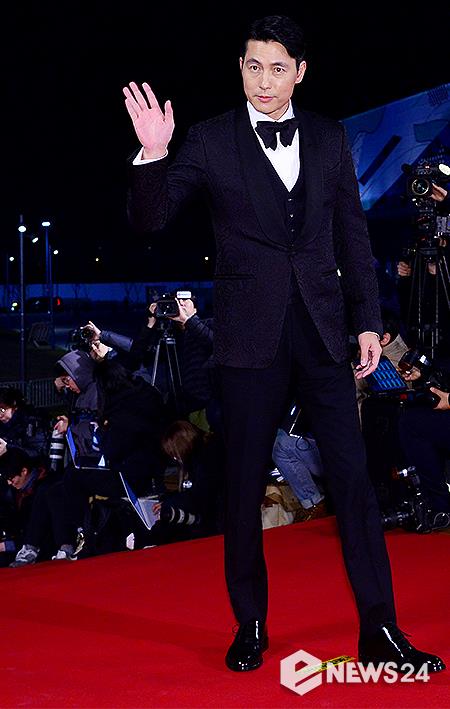 Actor Jung Woo-sung is attending the 40th Blue Dragon Film Awards red carpet event held at Paradise City Hotel in Unseo-dong, Jung-gu, Incheon on the afternoon of the 21st.