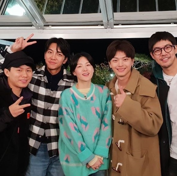 Actor Lee Yeong-ae stars in All The ButlersLee Yeong-ae posted a picture of his SNS on the 20th with SBS All The Butlers cast.Lee Yeong-ae in the photo is smiling with Lee Seung-gi, Lee Sang-yoon, Yang Se-hyeong and Yook Sungjae.All The Butlers is an entertainment program featuring Lee Seung-gi, Lee Sang-yoon, Yook Sungjae, and Yang Se-hyeongs cohabitation with entertainer masters. Actors Lee Seo-jin, Choi Soo-jong, singer Kim Gun-mo and Jang Yoon-jung have appeared.Meanwhile, Lee Yeong-ae recently opened SNS and released daily photos and started to communicate with netizens.Photo: Lee Yeong-ae Instagram