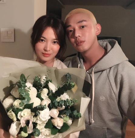 Yoo Ah-in told me about his recent relationship with his best friend.Yoo Ah-in posted a picture on his SNS on the afternoon of the 22nd.In the open photo, Yoo Ah-in was caught on camera with Actor Song Hye-kyo, known as a best friend of the entertainment industry, in a brother and sister appearance.Especially, Song Hye-kyo, who is laughing brightly with a big bouquet of flowers, is eye-catching.On the other hand, Yoo Ah-in appears in the movie No Sound.Without a sound is a crime drama depicting an unexpected incident to two men who live behind a criminal organization.