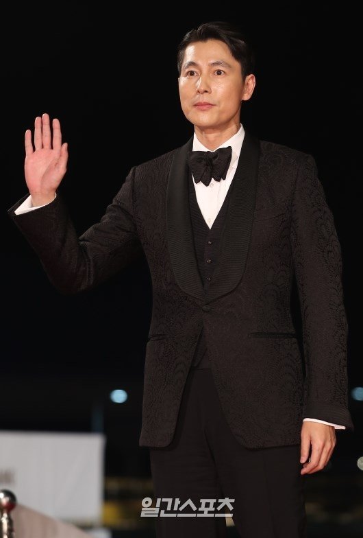 Jung Woo-sung won the Academy Awards for the movie Innocent Witness at the 40th Blue Dragon Film Awards ceremony held in Paradise City, Yeongjong-do, Incheon on the afternoon of the 21st.When his first name was called, he looked as if he had never expected it.This is because he beat out the prominent competitors who were nominated with him.I suddenly thought I wanted to receive a prize, and I wanted to make a joke about the word I thought I would get a parasite, he said.I participated in the Blue Dragon quite a lot, but I won the prize for the first time.I thought Kim Hyang Gi wouldnt come today, but he came as a prize winner. Nice to meet you. Kim Hyang Gi was a wonderful partner.I was happy to do a wonderful job with the director who could not be together. I think Lee Jung-jae will be happy to watch the trophy in his hand on TV.I want to share my joy, he said.Jung Woo-sung won the Academy Awards for the first time in the Blue Dragon Film Awards.He has attended several Blue Dragon Film Awards, but he had to be satisfied with the Blue Dragon Film Award Special Possumous Awa award.In 2016, he also received the Blue Dragon Film Award Special Possumous Awa for Asura.He became the main character in the main role. Innocent Witness gave Jung Woo-sung this joy.He won the Academy Awards trophy at the Blue Dragon Film Awards, following the 55th Baeksang Arts Grand Prize in the Film category and the 39th Golden Film Award.It is the beginning of a new Jung Woo-sung, a new film that will be shown after he has finally received the recognition of many people who have always been hard to play and have not been afraid of new challenges.The golden trophy in hand marks the start of the shining flower path that Jung Woo-sung will show.>>[Blue Dragon 3]