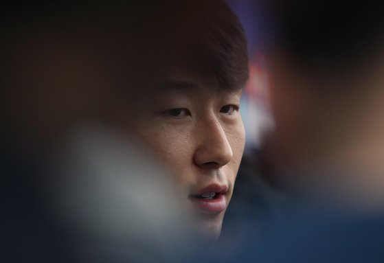 2022년 카타르 월드컵 아시아지역 2차 예선 북한과의 경기를 마치고 귀국한 남자축구 대표팀 손흥민이 10월 17일 새벽 인천국제공항 2터미널로 귀국해 인터뷰를 하고 있다. [연합뉴스]