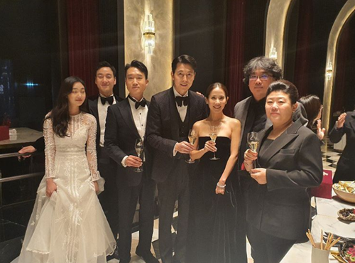 Actor Jung Woo-sung delivers Thank You greetingOn the 22nd, Jung Woo-sung posted a picture and article on his Instagram account.In the post, Jung Woo-sung released a photo of his fellow actors, writing Thank You and Joy to everyone.In particular, Jung Woo-sung focuses his attention on the appearance of a large height and sculpture among actors.Jung Woo-sung, who starred in the movie Witness, won the Best Actor Award at the 40th Blue Dragon Film Awards, which took place on the 21st.