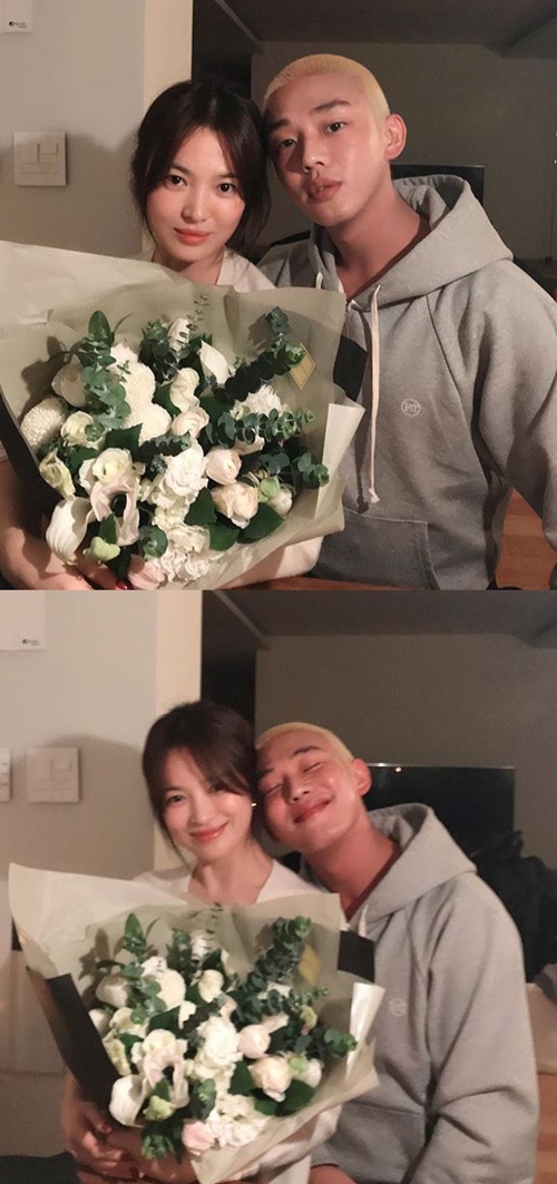 Actor Yoo Ah-in celebrated Song Hye-kyos birthday.Yo Ah-in posted two photos on his 22nd instagram with an article entitled LONG LIVE THE QUEEN.The photo shows Yo Ah-in and Song Hye-kyo smiling with a bright bouquet of flowers.Song Hye-kyo celebrated his birthday on the day.It seems that his best friend, Yo Ah-in, celebrated his birthday by presenting a bouquet of flowers.