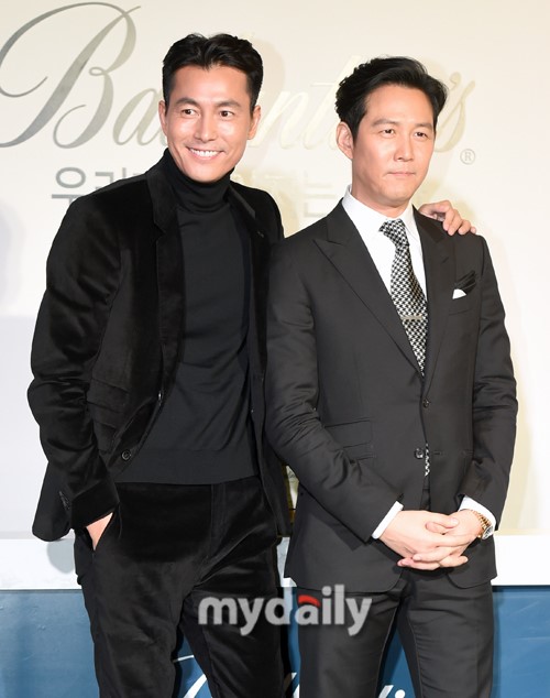 Jung Woo-sung, who won the best actor award at the Blue Dragon Film Festival, is attracting attention by mentioning Friend Lee Jung-jae in the award testimony, and Lee Jung-jaes 20-year-old awards are also attracting attention.The 40th Blue Dragon Film Awards (Blue Dragon Film Festival) (2019) awards ceremony was held at Paradise City Hotel in Yeongjong-do, Jung-gu, Incheon on the afternoon of the 21st.On this day, Jung Woo-sung held the movie Witness Best Actor trophy in his arms.Extreme Job Ryu Seung-ryong, Birthday Seol Kyung-gu, parasite Song Kang-ho, ExitI am grateful to my wonderful partner Kim Hyang-gi and Lee Han-chan, who once again came together, he said. I think a man who will be watching TV at home, my friend Lee Jung-jae, will be delighted together.I want to share this joy with everyone, thank you, he said.Jung Woo-sungs best friend Lee Jung-jae appeared in No Sun in 1999 and won the Blue Dragon Film Festivals Best Actor Award at the age of 27 at the time; it is the youngest record ever.Park Jung-hoon, Tell Me Thumbing Han Seok-gyu, and Shiri Choi Min-sik, who have nothing to see, have defeated prominent candidates.Jung Woo-sung and Lee Jung-jae have been close friends for 20 years, working together with no sun.Atist Company, a subsidiary of Lee Jung-jae and Jung Woo-sung, is also a company founded by two people in 2016.Lee Jung-jae, meanwhile, is meeting with viewers as Advisor 2.