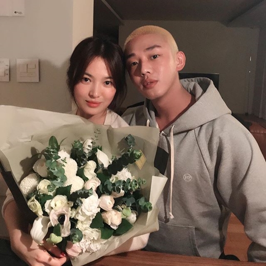 Actor Yoo Ah-in has released.Yo Ah-in posted a picture on his Instagram on the 22nd, saying LONG LIVE THE QUEEN.This is a photo of him affectionately with Song Hye-kyo, who holds a large bouquet of flowers in her arms and holds a smile.Yoo Ah-in looks like she dyed her short-cut hair yellow - comfortable in a grey hooded T-shirt.In another photo, Yo Ah-in is looking happy, leaning against Song Hye-kyo, who also looks unable to hide his smile.