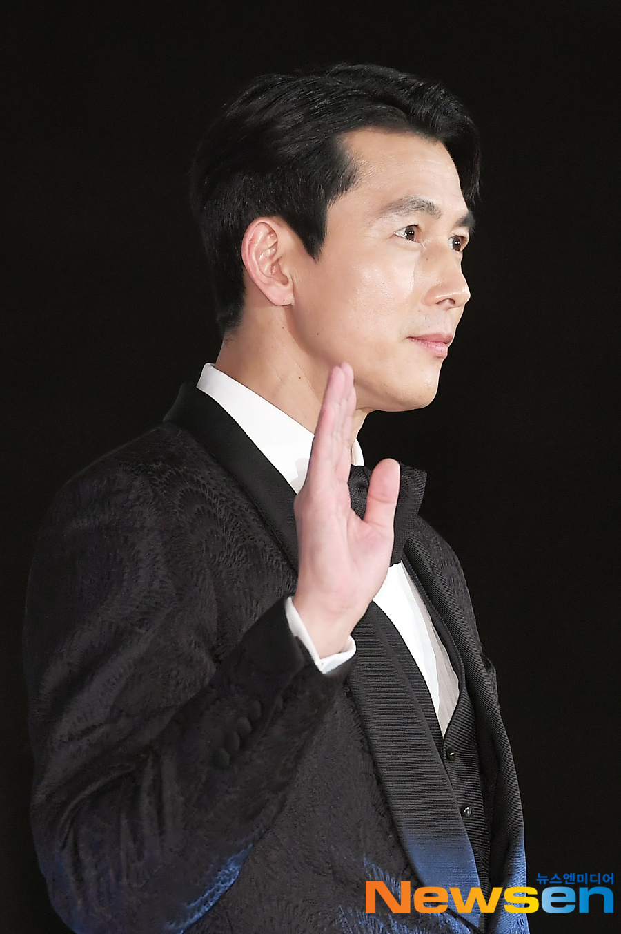 The 40th Blue Dragon Film Festival (Blue Dragon Film Award) awards ceremony Red Carpet and Photo Wall event was held in Paradise City, Incheon Yeongjong Island on the afternoon of November 21.Jung Woo-sung is stepping on Red Carpet on the day.Jung Yoo-jin