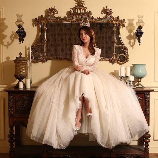 Lee Sang-mi gave his impressions ahead of marriage.Lee Sang-mi, a member of the group Remy LaCroix, posted two photos on November 22 with the phrase I can not sleep like I am sleepy at the end of the morning at 5 am.Lee Sang-mi in the photo is wearing a pure white dress and a crown; he boasts a distinct features and warm visuals from a distance; Lee Sang-mi says, D-1. not all night.Soon, D-Day, he added, expressing his excitement.han jung-won