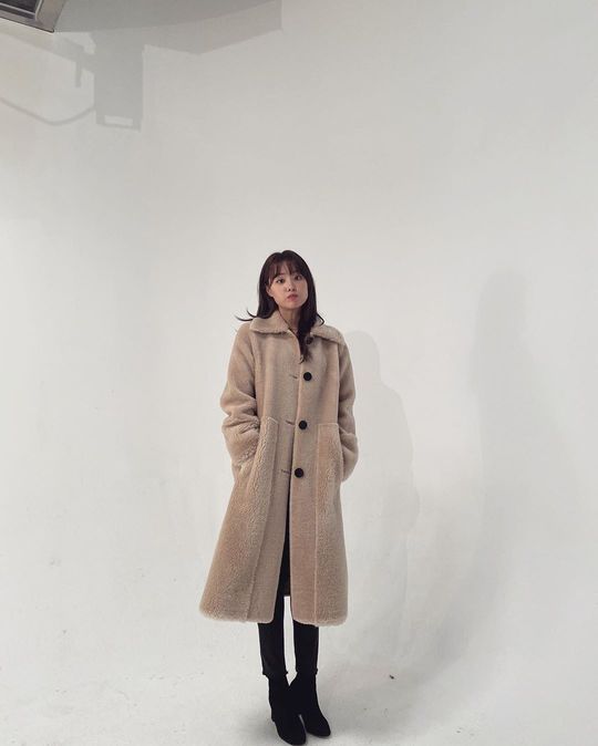 Song Ji Eun showed off his face that looked like it was going to die.Singer and Actor Song Ji Eun posted two photos on his Instagram on November 21, along with the phrase Send a warm night.In the photo, Song Ji Eun is wearing a coat and winding the ball, followed by a bright smile and a beautiful visual and superior proportion.han jung-won