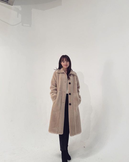 Song Ji Eun showed off his face that looked like it was going to die.Singer and Actor Song Ji Eun posted two photos on his Instagram on November 21, along with the phrase Send a warm night.In the photo, Song Ji Eun is wearing a coat and winding the ball, followed by a bright smile and a beautiful visual and superior proportion.han jung-won