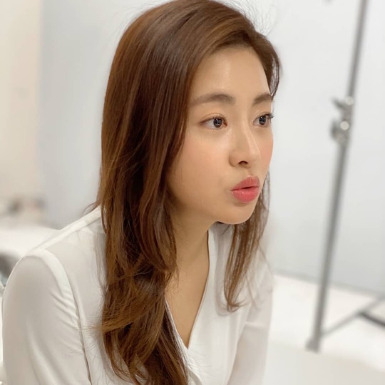 Kang So-ra flaunted his piece-like sideActor Kang So-ra shared a picture on his Instagram account on November 22 with the phrase Mung. Pussy complete.In the photo Kang So-ra is making a dazed Facial expression with her lips outstretched; he showed off her beauty with transparent skin and distinct features.han jung-won