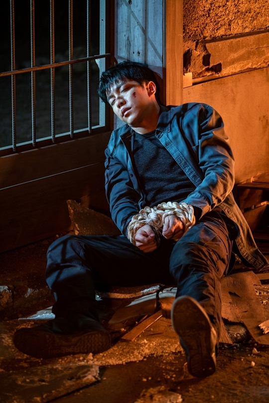 Vagabond Lee Seung-gi and Jang Hyuk-jin will present Dangers Donga Line Two Shots, which is a desperate struggle with their hands tied to the Donga line in a burning waste warehouse.SBS gilt drama Vagabond (VAGABOND) (playwright Jang Young-chul, director Yoo In-sik / production Celltrion Entertainment CEO Park Jae-sam) is an intelligence action melody that uncovers a huge national corruption found by a man involved in a civil-port passenger plane crash in a concealed truth.With only two times left to the end, the story of the story, which is like an onion, is making it impossible to put a strain on the end.In this regard, Lee Seung-gi and Jang Hyuk-jin are trapped in a burning waste warehouse and are in a situation of Danger, which is on the air on November 22nd.The screen is not so fast as it is tied to a club string hanging from the ceiling, trapped in a waste warehouse where Lee Seung-gi and Kim If (Jang Hyuk-jin) can feel skimpy even in the play.The warehouse is surrounded by strong fire, and the chandalgun manages to escape from the ceiling, but it eventually collapses due to uncomfortable body, hidden vision, and strong firepower.Moreover, in the meantime, the waste warehouse is filled with fire and toxic gas, and the chandalgun looks at his eyes to wake up the spirit that is getting distant, but he finally loses consciousness.Kim If, who is gagged in his mouth in a prison uniform, also suffers from the burning fire with a frightened expression as if to burst into tears.In the last broadcast, Cha Dal-gun met Oh Sang-mi (Kang Kyung-heon), who was released from the detention center, and Kim If was detained in a psychiatric ward by Jerome.How Cha Dal-geon and Kim if were trapped in a waste warehouse together and threatened with their lives, and whether the two could get through the dizzying Danger situation is creating extreme tension.Lee Seung-gi and Jang Hyuk-jins Dangers Donga Row Two Shot screen was shot at a waste warehouse in Yongin-si, Gyeonggi-do.Lee Seung-gi and Jang Hyuk-jin appeared in thin costumes in the drama setting, despite the chilly weather, and continued to prepare for the scene.Moreover, due to the nature of the scene, I admired the production team with a strong enthusiasm for rehearsing several times without any hesitation even in the condition that my hands and body were tied with a Dong-A line to draw OK cut at once.Especially in the play, the two people, who are hostile but in fact, are in a good relationship, return their break time and monitor each others screens and give generous advice to the scene.kim myeong-mi