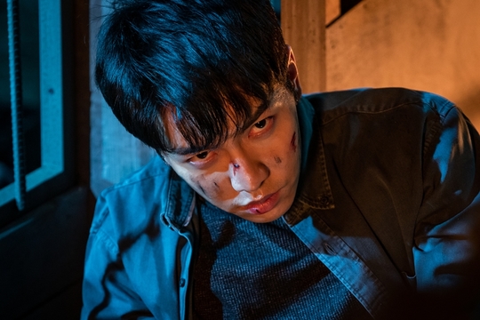 Vagabond Lee Seung-gi and Jang Hyuk-jin will present Dangers Donga Line Two Shots, which is a desperate struggle with their hands tied to the Donga line in a burning waste warehouse.SBS gilt drama Vagabond (VAGABOND) (playwright Jang Young-chul, director Yoo In-sik / production Celltrion Entertainment CEO Park Jae-sam) is an intelligence action melody that uncovers a huge national corruption found by a man involved in a civil-port passenger plane crash in a concealed truth.With only two times left to the end, the story of the story, which is like an onion, is making it impossible to put a strain on the end.In this regard, Lee Seung-gi and Jang Hyuk-jin are trapped in a burning waste warehouse and are in a situation of Danger, which is on the air on November 22nd.The screen is not so fast as it is tied to a club string hanging from the ceiling, trapped in a waste warehouse where Lee Seung-gi and Kim If (Jang Hyuk-jin) can feel skimpy even in the play.The warehouse is surrounded by strong fire, and the chandalgun manages to escape from the ceiling, but it eventually collapses due to uncomfortable body, hidden vision, and strong firepower.Moreover, in the meantime, the waste warehouse is filled with fire and toxic gas, and the chandalgun looks at his eyes to wake up the spirit that is getting distant, but he finally loses consciousness.Kim If, who is gagged in his mouth in a prison uniform, also suffers from the burning fire with a frightened expression as if to burst into tears.In the last broadcast, Cha Dal-gun met Oh Sang-mi (Kang Kyung-heon), who was released from the detention center, and Kim If was detained in a psychiatric ward by Jerome.How Cha Dal-geon and Kim if were trapped in a waste warehouse together and threatened with their lives, and whether the two could get through the dizzying Danger situation is creating extreme tension.Lee Seung-gi and Jang Hyuk-jins Dangers Donga Row Two Shot screen was shot at a waste warehouse in Yongin-si, Gyeonggi-do.Lee Seung-gi and Jang Hyuk-jin appeared in thin costumes in the drama setting, despite the chilly weather, and continued to prepare for the scene.Moreover, due to the nature of the scene, I admired the production team with a strong enthusiasm for rehearsing several times without any hesitation even in the condition that my hands and body were tied with a Dong-A line to draw OK cut at once.Especially in the play, the two people, who are hostile but in fact, are in a good relationship, return their break time and monitor each others screens and give generous advice to the scene.kim myeong-mi