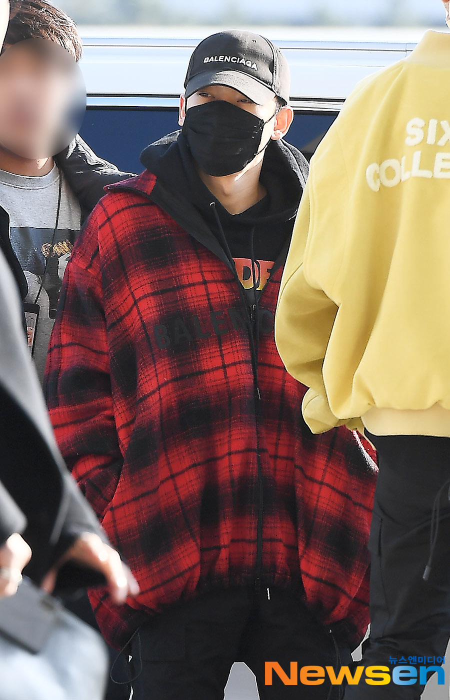 Group EXO (EXO) members Suho, Chan Yeol, Kai, Baekhyun, Chen and Sehun depart for Jakarta, Indonesia, for EXO PLANET #5 - EXpLOration in JAKARTA concert car through Incheon International Airport on the afternoon of November 22.Jung Yoo-jin