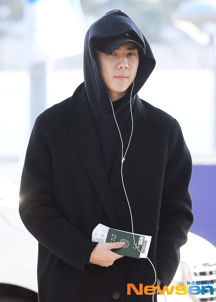 Group EXO (EXO) members Suho, Chan Yeol, Kai, Baekhyun, Chen and Sehun depart for Jakarta, Indonesia, for EXO PLANET #5 - EXpLOration in JAKARTA concert car through Incheon International Airport on the afternoon of November 22.Jung Yoo-jin