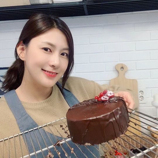 Group Apink member Oh Ha-young transformed into Nailed It!Oh Ha-young posted a picture on November 22 with an article entitled My Cake on his instagram.Inside the picture was a picture of Oh Ha-young with a chocolate cake made by himself, Oh Ha-young is smileling towards the camera.Oh Ha-youngs untidy white-oak skin and large, clear eyes make her look more beautiful.delay stock