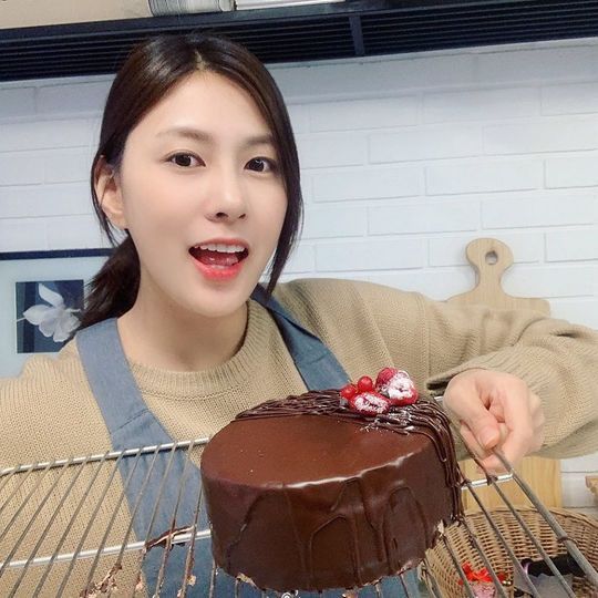 Group Apink member Oh Ha-young transformed into Nailed It!Oh Ha-young posted a picture on November 22 with an article entitled My Cake on his instagram.Inside the picture was a picture of Oh Ha-young with a chocolate cake made by himself, Oh Ha-young is smileling towards the camera.Oh Ha-youngs untidy white-oak skin and large, clear eyes make her look more beautiful.delay stock