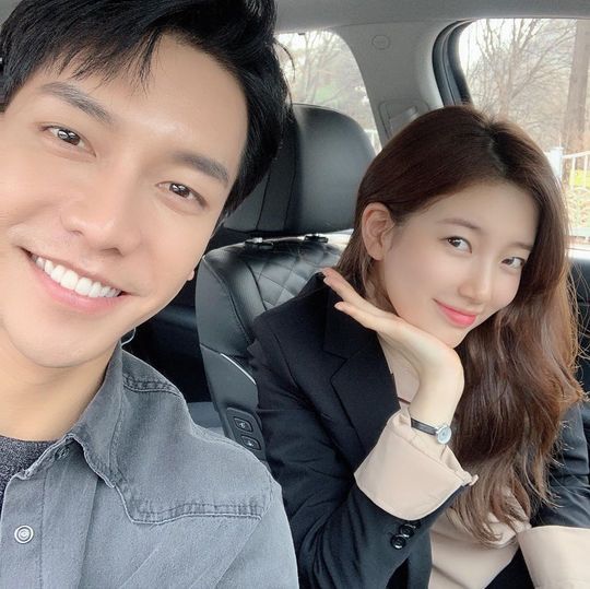 Singer and actor Bae Suzy and Lee Seung-gi encouraged SBS gilt drama Vagabond to watch.Bae Suzy posted a picture on her instagram on November 22 with an article entitled Today is the day of Vagabond ... Harry and the day I see.Inside the picture was a picture of Bae Suzy sitting alongside Lee Seung-gi in the car; Lee Seung-gi and Bae Suzy smile brightly at the camera.The warm visuals and cheerful atmosphere of the two catch the eye.Fans who responded to the photos responded such as Sould catch the premiere today, It looks really good and Two shots.delay stock