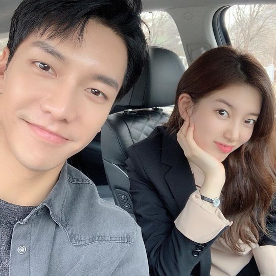 Singer and actor Bae Suzy and Lee Seung-gi encouraged SBS gilt drama Vagabond to watch.Bae Suzy posted a picture on her instagram on November 22 with an article entitled Today is the day of Vagabond ... Harry and the day I see.Inside the picture was a picture of Bae Suzy sitting alongside Lee Seung-gi in the car; Lee Seung-gi and Bae Suzy smile brightly at the camera.The warm visuals and cheerful atmosphere of the two catch the eye.Fans who responded to the photos responded such as Sould catch the premiere today, It looks really good and Two shots.delay stock