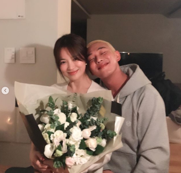 Actor Song Hye-kyos surprise latest has been revealedActor Yoo Ah-in posted a photo of him with Song Hye-kyo on his personal Instagram account on November 22.In the photo, Yoo Ah-in boasts a friendship with Song Hye-kyo with a bouquet of flowers.Yoo Ah-in, along with the photo, added LONG LIVE THE QUEEN, praying for Song Hye-kyos Mansumu River, which celebrated his birthday.Park Su-in