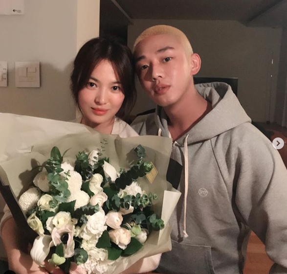 Actor Song Hye-kyos surprise latest has been revealedActor Yoo Ah-in posted a photo of him with Song Hye-kyo on his personal Instagram account on November 22.In the photo, Yoo Ah-in boasts a friendship with Song Hye-kyo with a bouquet of flowers.Yoo Ah-in, along with the photo, added LONG LIVE THE QUEEN, praying for Song Hye-kyos Mansumu River, which celebrated his birthday.Park Su-in