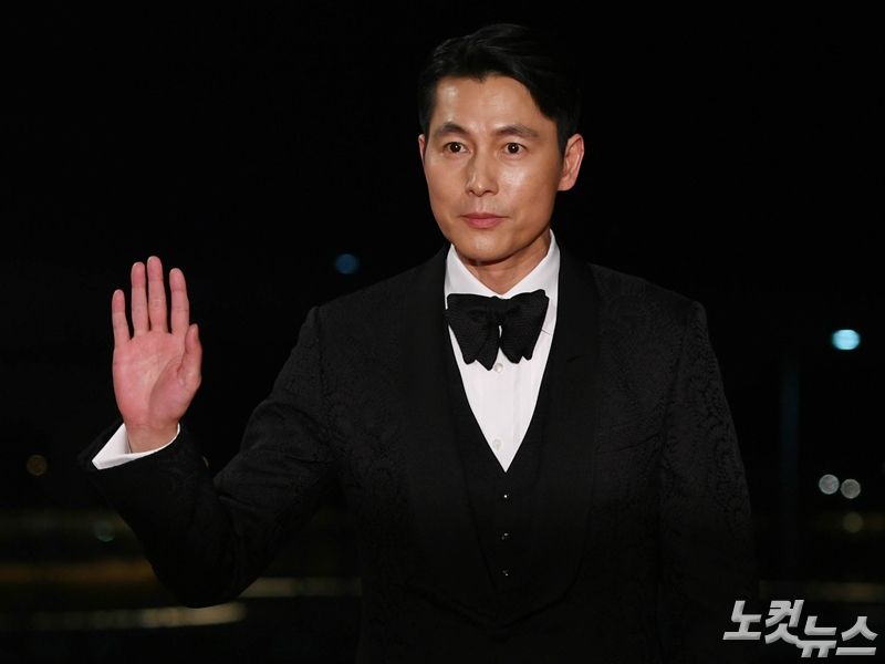 On the evening of the 21st, the 40th Blue Dragon Film Awards ceremony was held at Paradise City, Yeongjong-do, Incheon.Jung Woo-sung, who plays Yang Soon-ho in Innocent Witness, was nominated for Academy Awards with Extreme Job Ryu Seung-ryong, Birthday Seol Kyung-gu, parasite Song Kang-ho and ExitJung Woo-sung said, First of all, I sat down and watched the awards ceremony and suddenly I wanted to receive the award.The reason was that I wanted to play this word with I thought parasites would receive.I didnt even think about it, but in the back seat, my brother (Seo) said, Woo Sung, I want you to get it.I am so grateful and surprised that the wind of my oral brother has become such a reality. Jung Woo-sung said, I participated in the Blue Dragon Award quite a lot, but the Blue Dragon Award Academy Awards were the first to ride.I was awarded this prize because I did not plan and dream, he said, thanking Actor Kim Hyang Gi, who appeared in Innocent Witness , and director Lee Han, who directed the film.And a man who is probably watching me with this trophy in his hand at home, my friend Lee Jung-jae.I think you will be happy together. Jung Woo-sung concluded the award testimony, I want to share this joy with all of you. Thank you. Innocent Witness is a story that unfolds when a lawyer Sun Ho (Jung Woo-sung), who has to prove the suspects innocence, meets Kim Hyang Gi, the only witness at the scene of the incident.Jung Woo-sung won three awards for the 55th Baeksang Arts Awards, the 39th Golden Film Award, and the 40th Blue Dragon Film Award Academy Awards.