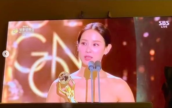 Singer Ock Joo-hyun is thrilled that his best friend, Cho Yeo-jeong, won the Best Actress Award for the Blue Dragon Film Award.Ock Joo-hyun said on his SNS on the 22nd, I said that I would like to attend, but I could still get it, so I took it after the candidate video.A deep person who has been long, not just hard, but mulling and silently and sincerely polishing himself in a long time,I sincerely respect both human Cho Yeo-jeong and actor Cho Yeo-jeong. Oh, I am so happy. Congratulations with me, Blue Dragon Film Festival Best Actress Award Cho Yeo-jeong.Hello, parasite, Cho Yeo-jeong said, taking a video of all the awards and comments.In the post of Ock Joo-hyun, Sung Yu-ri said, I am very proud and respectful of Cho Yeo-jeong actor.Lee Jin said, It is really cool. Our journey. Song Hye-kyo congratulated Ock Joo-hyun on his post.Ock Joo-hyun SNS