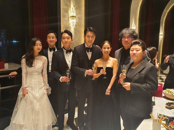 Jung Woo-sung has unveiled an after-party with the winners of the Blue Dragon Film Festival.Actor Jung Woo-sung posted a picture on his instagram on the afternoon of the 22nd with an article entitled Thank You and Joy to Everyone.In the public photos, Jung Woo-sung, Bong Joon-ho director, Cho Yeo-jeong, Lee Jung Eun, Jo Woo-jin, Park Hae-soo and Kim Hye-joon are included.They were honored as the winner of the 40th Blue Dragon Film Awards ceremony held in Paradise City, Yeongjong-do, Incheon on the afternoon of the 21st.parasite Bong Joon-ho won the directors award, Jung Woo-sung and Cho Yeo-jeong won the male and female lead, Lee Jung Eun and Jo Woo-jin won the male and female supporting actor, and Park Hae-soo and Kim Hye-joon won the male and female rookie awards respectively.Jung Woo-sung received the first Blue Dragon actor award for the movie Witness and said, I also attended the Blue Dragon Award quite a lot, but I received the first best actor award.I was so glad to see you as a prize winner, and I was so glad to see you as a prize winner, and I was so wonderful a partner.I was happy and happy to work with Lee Han, and I think that my friend Lee Jung-jae, who will be watching at home, will be happy with me, and I want to share this joy with all of you. Jung Woo-sung SNS