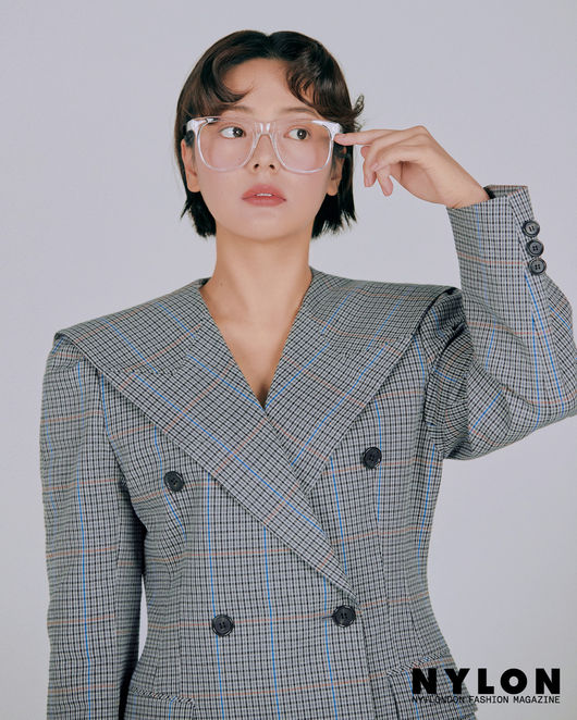 The beauty pictorial by actor Song Yoo-jung has been released.On the 22nd, the fashion magazine Nylon released a picture of Song Yoo-jung, which decorated the beauty picture in the December issue.Song Yoo-jung, who is playing Jung Ji-woo in My Name, showed off his unique Handsome and Pretty charm in this picture.I was impressed by digesting various colors in my own style.In an interview after the photo shoot, Song Yoo-jung revealed various tips from how to manage short hair style, home care, and many beauty brand muse.On the other hand, Song Yoo-jung played Jung Ji-woo in the playlist web drama To My Name.